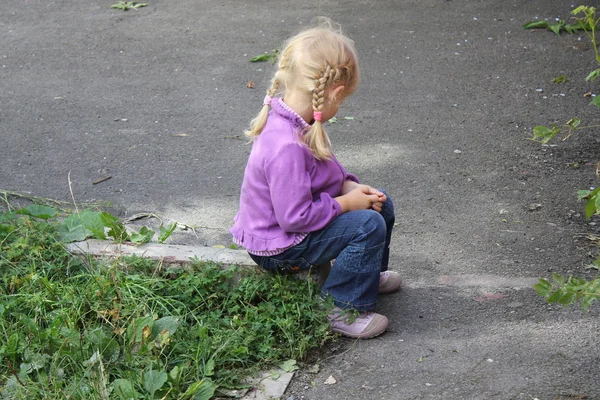 Dziewczyna gra na zewnątrz — Zdjęcie stockowe