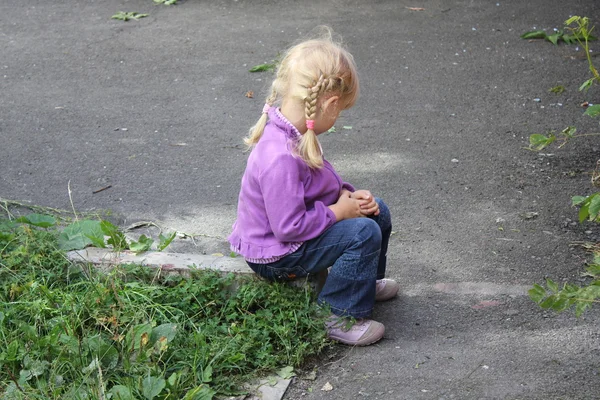 Chica jugando al aire libre —  Fotos de Stock