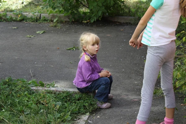 Mädchen spielt im Freien — Stockfoto