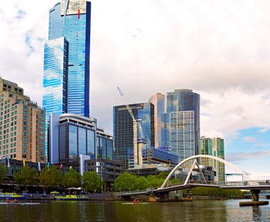 Melbourne, Avustralya - 31 Ocak 2016: Southbank görünümü yaya köprüsü ve Yarra Nehri.