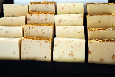 Fırtına bulutları denize, siyah ve beyaz.