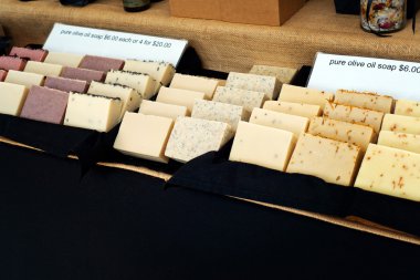 Fırtına bulutları denize, siyah ve beyaz.