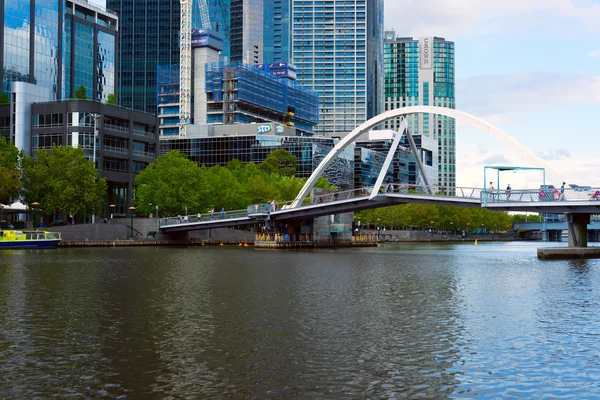 MELBOURNE, AUSTRÁLIA - JANEIRO 31, 2016: Vista sobre Southbank footbridge, Melbourne, Austrália — Fotografia de Stock