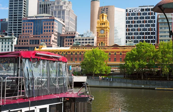 MELBOURNE, AUTRICHE - 31 JANVIER 2016 : Station Flnders de l'autre côté de la rivière Yarra — Photo