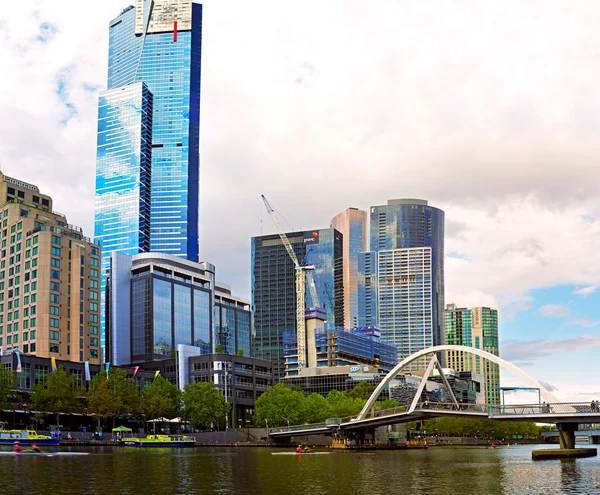 Μελβούρνη, Αυστραλία - 31 Ιανουαρίου 2016: Προβολή του Southbank γέφυρα για πεζούς και τον ποταμό Yarra. — Φωτογραφία Αρχείου