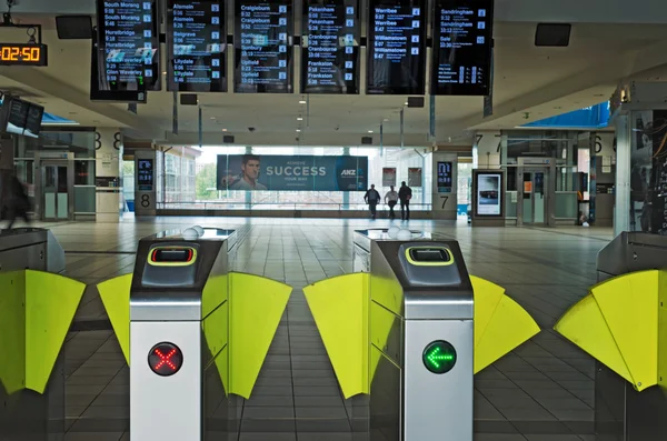 MELBOURNE, AUSTRALIA - 31 DE ENERO DE 2016: Torniquetes y tren programan tablero electrónico en estación de metro —  Fotos de Stock