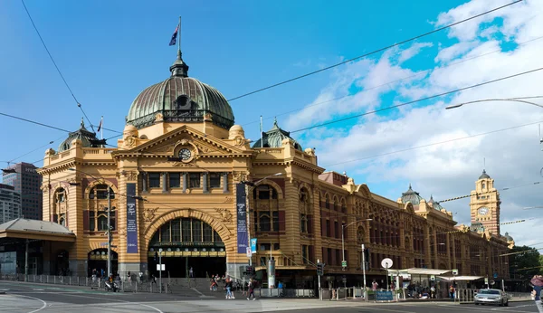 MELBOURNE, AUSTRÁLIA - JANEIRO 31, 2016: Estação de rua Flinders - a estação histórica do metrô e principal marco de Melbourne . — Fotografia de Stock