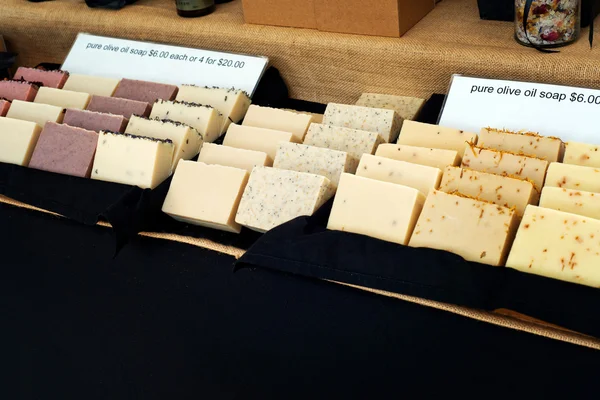 Fırtına bulutları denize, siyah ve beyaz.