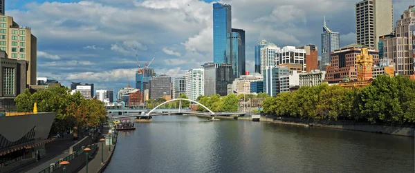 MELBOURNE, AUSTRÁLIA - JANEIRO 31, 2016: Vista na ponte de Southbank e rio Yarra — Fotografia de Stock