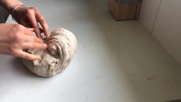 Женщина формирует тесто в круглый хлеб и кладет его в корзину для доказывания. — стоковое видео