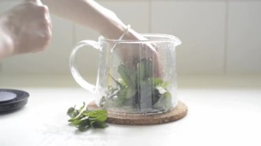 Kadın çaydanlığa taze nane yaprağı koymuş..