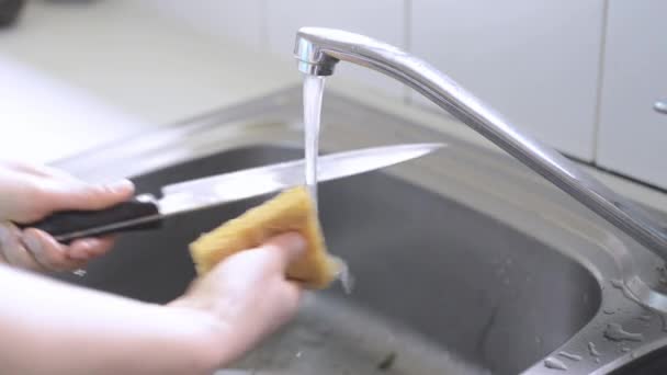 Mulher lavando facas sob água da torneira. — Vídeo de Stock