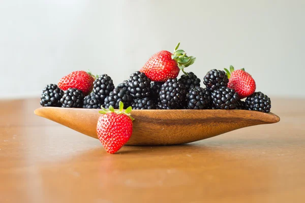 Mischung aus Beeren auf Holzteller — Stockfoto