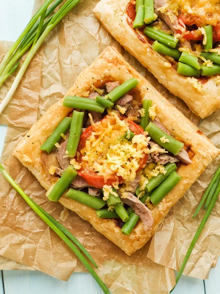 Blätterteigkrustenpizzen — Stockfoto