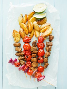 Domuz kebap sebzeler ile