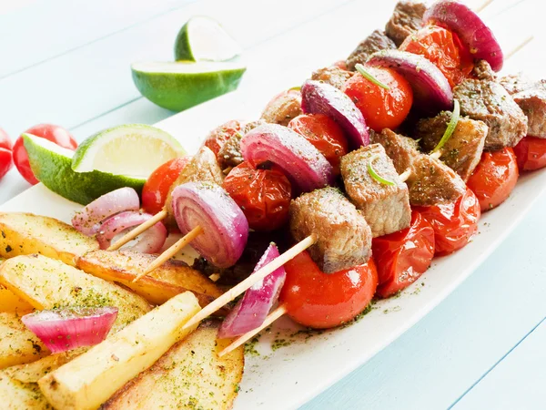 Kebabs de porco com legumes — Fotografia de Stock