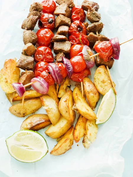 Vepřový kebab s zeleninou — Stock fotografie