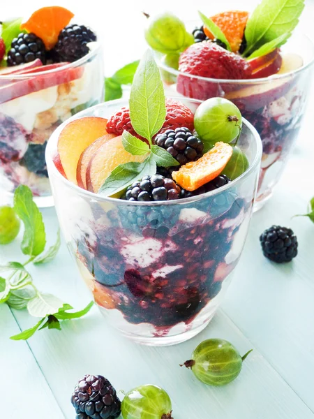 Summer berry parfait — Stock Photo, Image