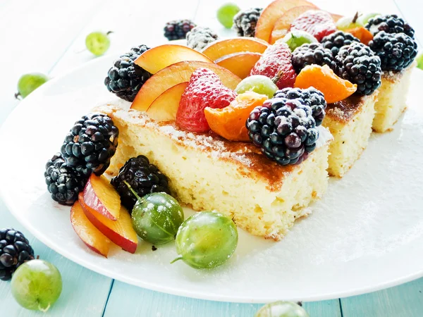 Pastel de esponja de bayas — Foto de Stock