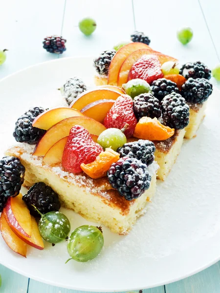 Berry spons cake — Stockfoto