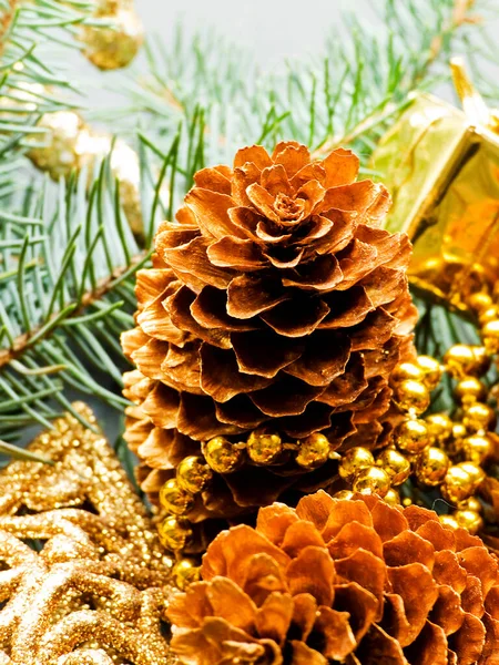 Золотой Сосновый Конус Рождественский Праздничный Фон Shallow Dof — стоковое фото