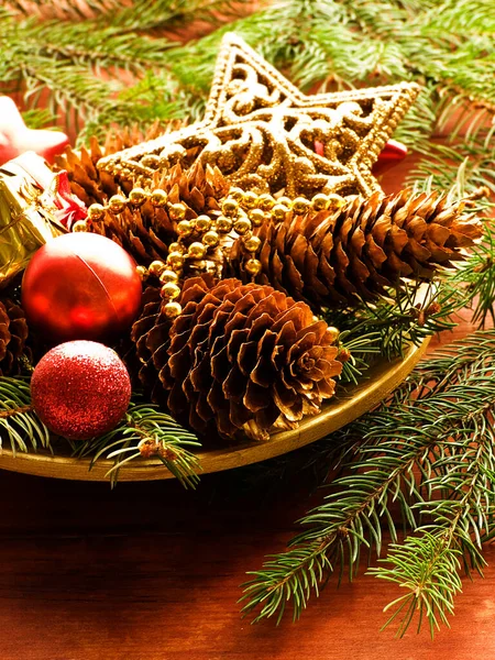 Weihnachten Hintergrund Kiefer Und Dekorationen Auf Holz Oberflächlicher Dof — Stockfoto