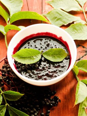 Ahşap arka planda Sambucus Elderberry reçeli. Sığ dof.