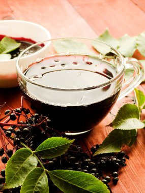 Sambucus Elderberry içeceği ahşap arka planda. Sığ dof.