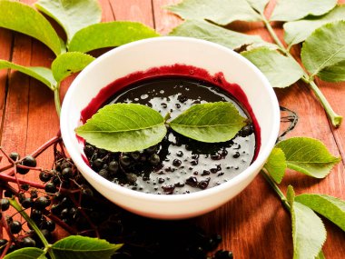 Ahşap arka planda Sambucus Elderberry reçeli. Sığ dof.