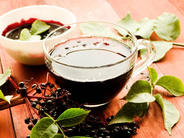 Sambucus Elderberry içeceği ahşap arka planda. Sığ dof.