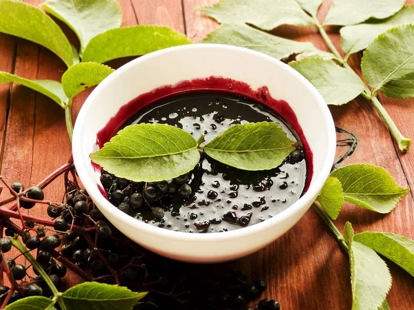 Ahşap arka planda Sambucus Elderberry reçeli. Sığ dof.