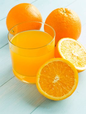 Dilimlenmiş meyveli portakal suyu. Sığ dof.