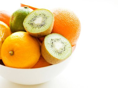 Beyaz arka planda taze olgun narenciye meyveleri. Sığ dof.