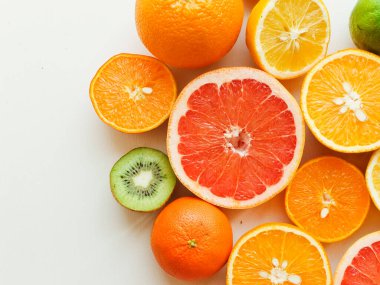 Beyaz arka planda taze olgun narenciye meyveleri. Sığ dof.