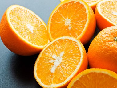 Taze kesilmiş portakallar yakın plan. Sığ dof.