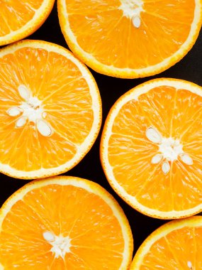 Taze kesilmiş portakallar yakın plan. Sığ dof.