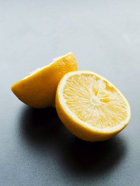 Siyah arka planda taze limon meyvesi. Sığ dof.