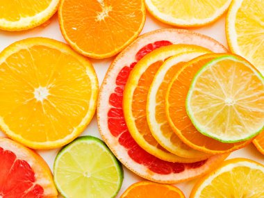 Beyaz arka planda taze olgun narenciye meyveleri. Sığ dof. 