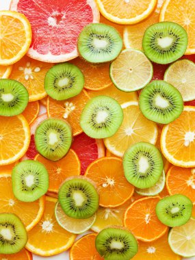 Beyaz arka planda taze olgun narenciye meyveleri. Sığ dof. 