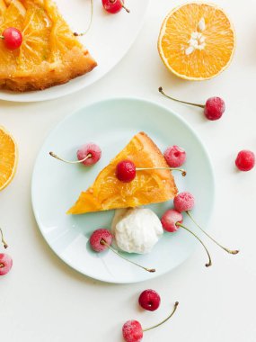 Vişneli ve dondurmalı portakallı kek. Sığ dof.