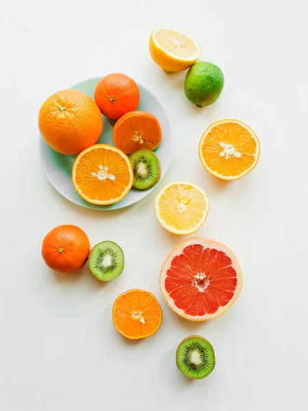Verse Rijpe Citrusvruchten Witte Achtergrond Ondiepe Dof — Stockfoto