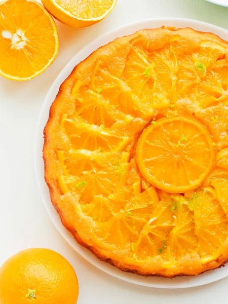 Verse Gebakken Oranje Ondersteboven Cake Witte Achtergrond Ondiep Van Binnen — Stockfoto