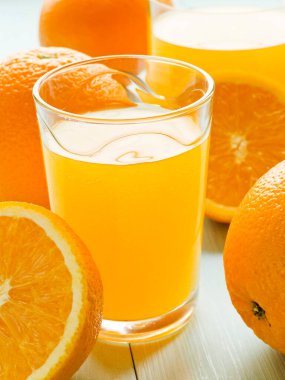 Dilimlenmiş meyveli portakal suyu. Sığ dof.