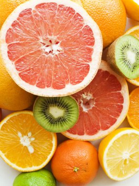 Beyaz arka planda taze olgun narenciye meyveleri. Sığ dof.