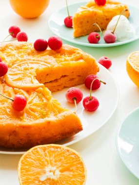 Vişneli ve dondurmalı portakallı kek. Sığ dof.