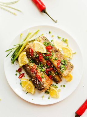 Ot, baharat ve soya soslu haşlanmış balık. Sığ dof.