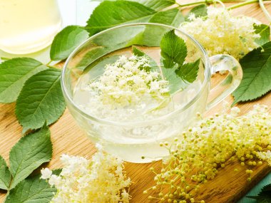 Elderberry şurubu tahtanın üzerinde çiçekler olan ev yapımı bal. Sığ dof.