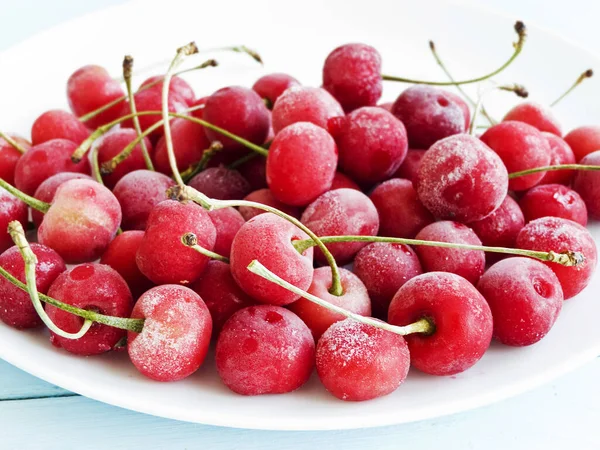 Freshl Bevroren Kersenbessen Een Houten Ondergrond Ondiepe Dof — Stockfoto