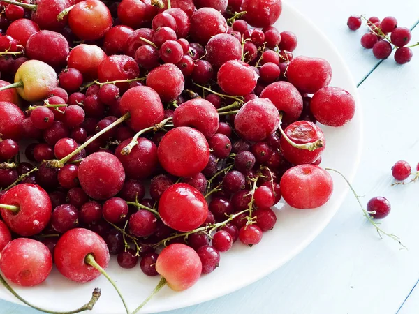 Freshl Frysta Körsbär Trä Bakgrund Grunt Dof — Stockfoto