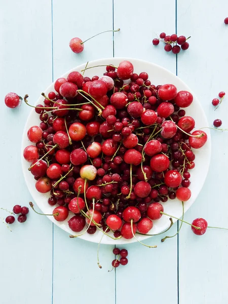 Freshl Bevroren Kersenbessen Een Houten Ondergrond Ondiepe Dof — Stockfoto